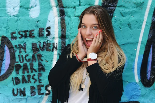 Jovens mulheres posando ao ar livre — Fotografia de Stock