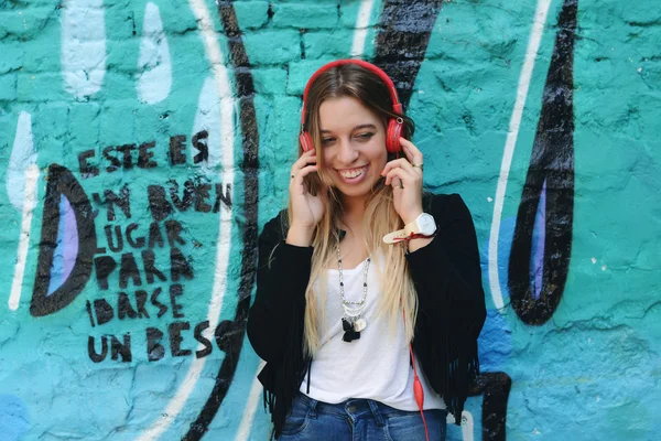 Mujer joven escuchando música — Foto de Stock