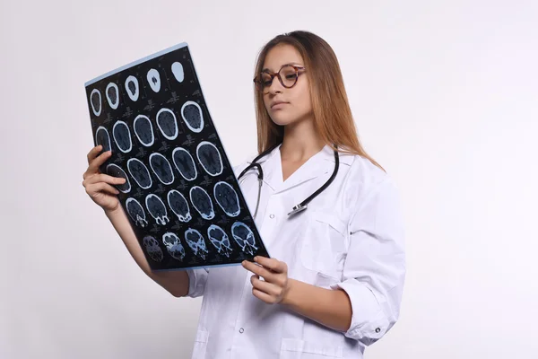 Dokter wanita dengan pemindai MRI. Latar belakang putih terisolasi — Stok Foto