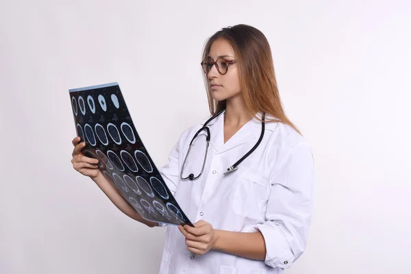 Dokter wanita dengan pemindai MRI. Latar belakang putih terisolasi — Stok Foto