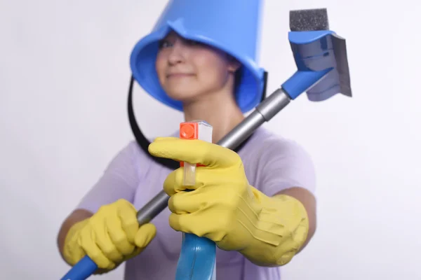 Mujer con guantes de limpieza y cubo — Foto de Stock