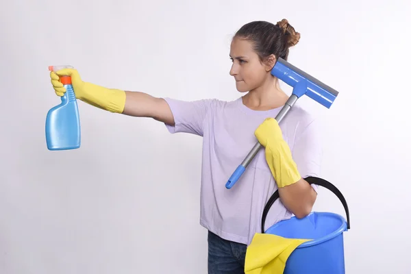 Žena s čistící rukavice a kbelík — Stock fotografie