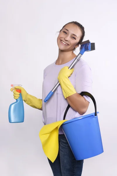 Femme avec gants de nettoyage et seau — Photo