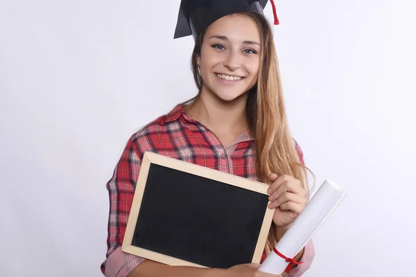 Mujer joven con gorra de graduación — Foto de Stock