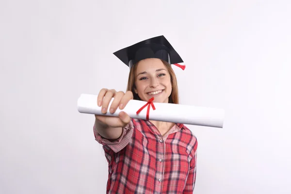 Estudiante con diploma y gorra de graduación — Foto de Stock