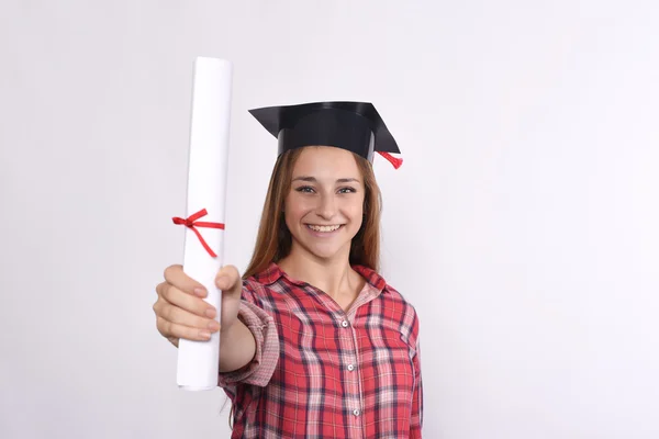 Estudiante con diploma y gorra de graduación — Foto de Stock