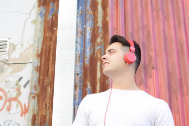 Kulaklıklı genç adam.