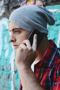 Latince adam telefonda konuşurken