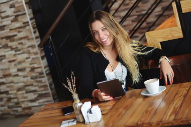 Genç kadın tablet kapalı kullanma
