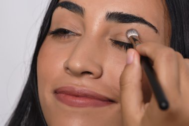 kadın göz farı uygulamak