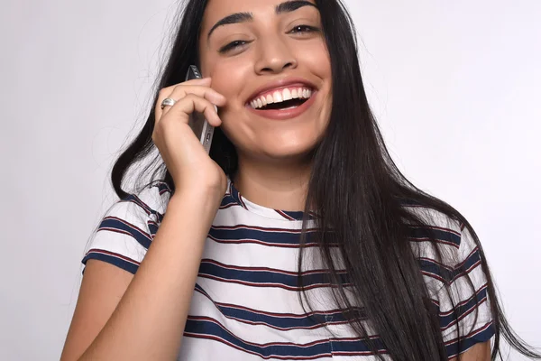 Jeune femme parlant au téléphone — Photo