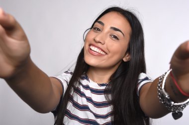 Genç bir kadın selfie çekiyor.