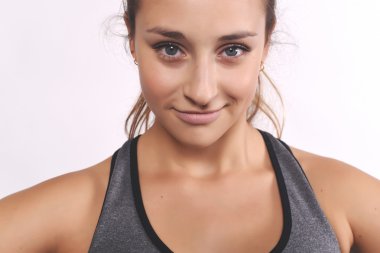 Kapatmak yukarıya-in güzel ve sporcu genç kadın.