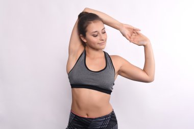 Sporcu genç kadın egzersiz yaparak.