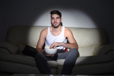 genç yakışıklı adam yeme patlamış mısır. Kapalı.