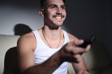 Delikanlı film izlemek için yakın çekim