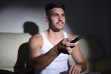 Genç adam kontrol ve film izlemek