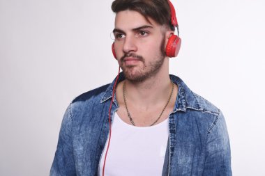 yakışıklı delikanlı müzik 