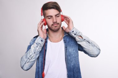 yakışıklı delikanlı müzik 