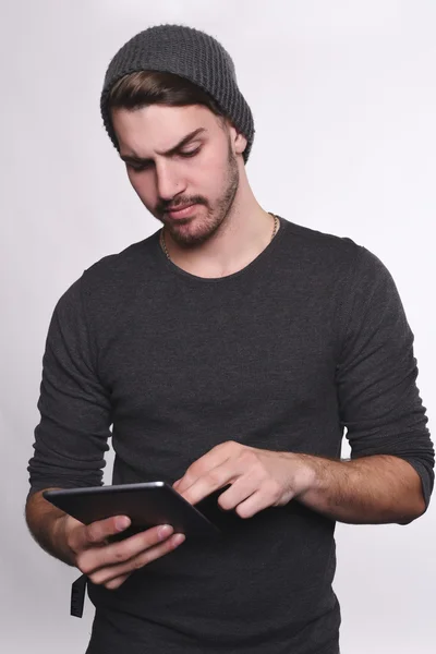 Retrato de un joven usando tableta . — Foto de Stock