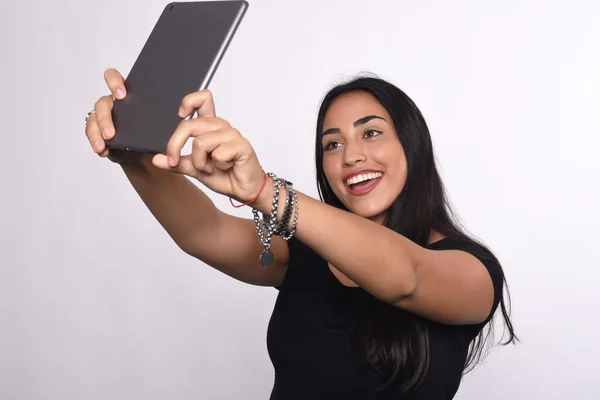 Femme latine prenant selfie avec comprimé — Photo