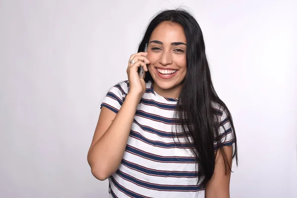 Jeune femme parlant au téléphone — Photo