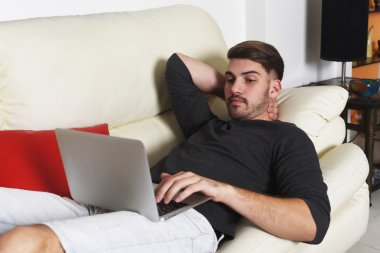 Onun laptop kullanan genç yakışıklı adam 