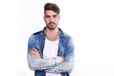 İzole beyaz arka plan karşı genç adam