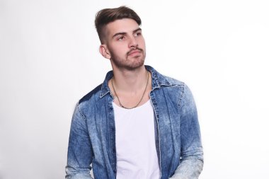 İzole beyaz arka plan karşı genç adam