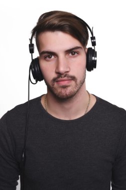 yakışıklı delikanlı müzik 