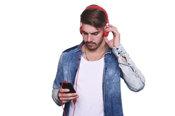 Молодой человек слушает музыку со смартфона — стоковое фото