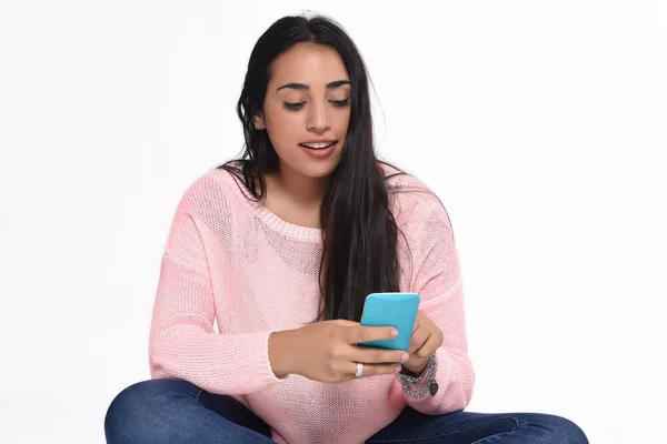 Mujer joven usando smartphone —  Fotos de Stock