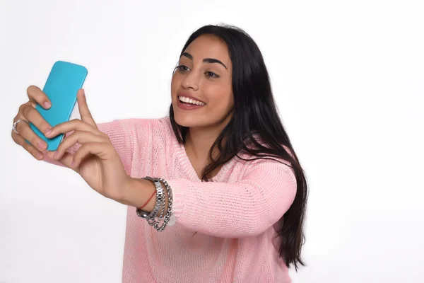 Mujer joven tomando selfie con smartphone —  Fotos de Stock