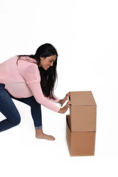 Женщина открывает коробку — стоковое фото