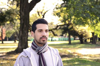 Gencin bir parkta yakın çekim.