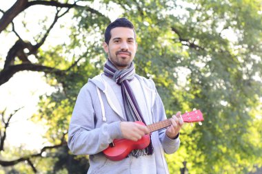 Alto bir parkta oynayan genç adam.