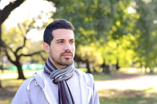 Nahaufnahme eines jungen Mannes in einem Park. — Stockfoto