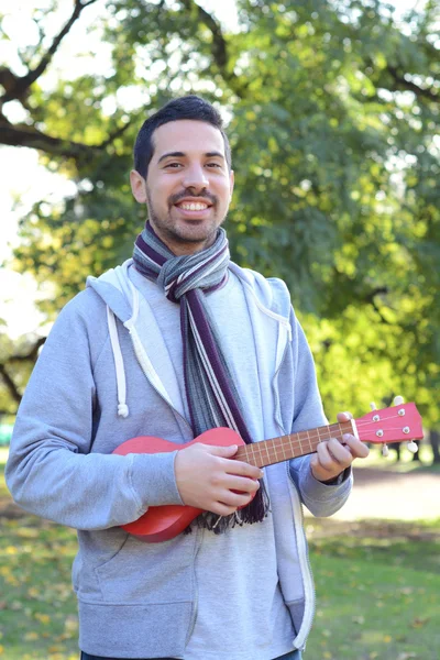 Alto bir parkta oynayan genç adam.