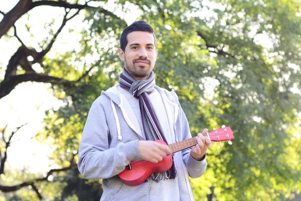 Alto bir parkta oynayan genç adam.