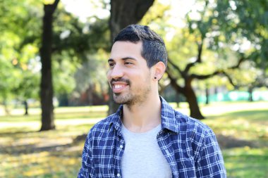 Gencin bir parkta yakın çekim.