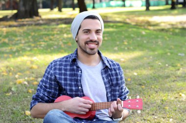 Alto bir parkta oynayan genç adam.