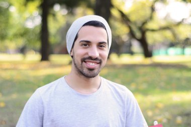 Gencin bir parkta yakın çekim.