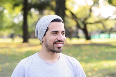 Gencin bir parkta yakın çekim.