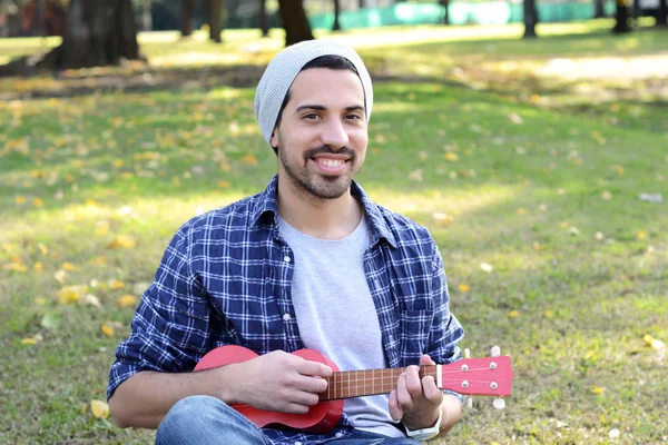 Alto bir parkta oynayan genç adam.