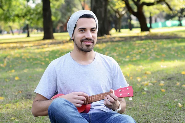 Alto bir parkta oynayan genç adam.