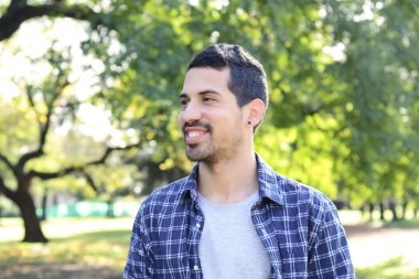 Gencin bir parkta yakın çekim.