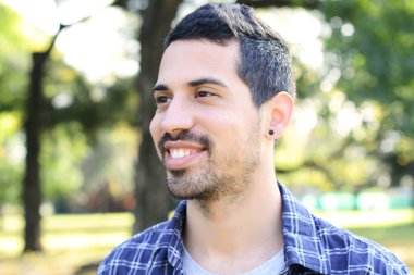 Gencin bir parkta yakın çekim.