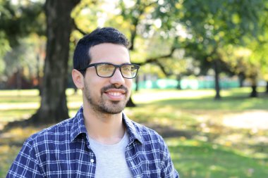 Gencin bir parkta yakın çekim.