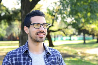 Gencin bir parkta yakın çekim.