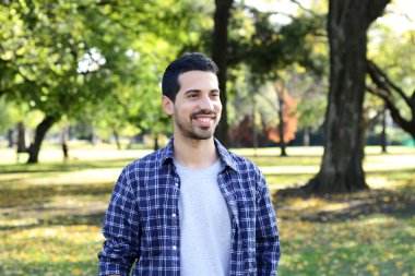 Gencin bir parkta yakın çekim.